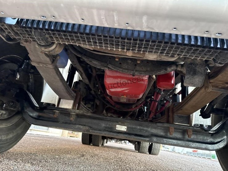 2012-freightliner-m2-106-image-35