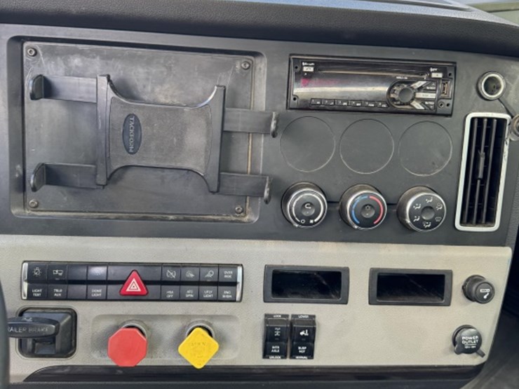 2018-freightliner-cascadia-126-image-9