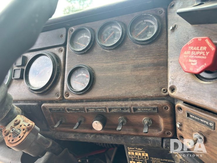 1994-freightliner-fld120-image-84