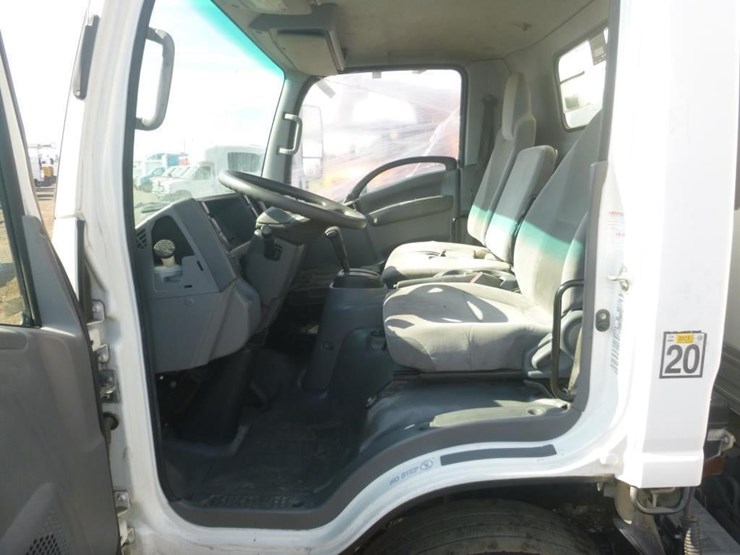 2017-isuzu-nqr-image-13