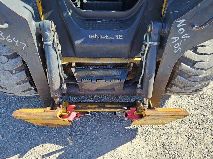 2010-deere-320d-image-3