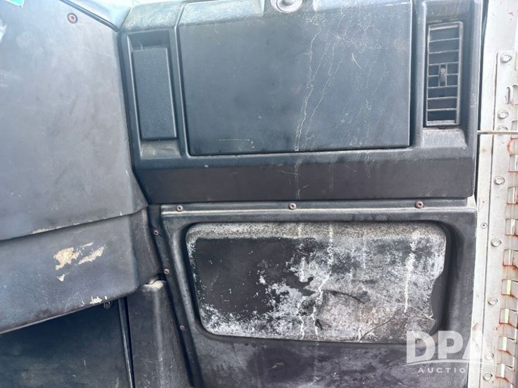 2001-freightliner-fld112-image-73