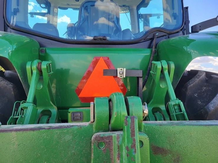 2011-john-deere-8235r-image-35