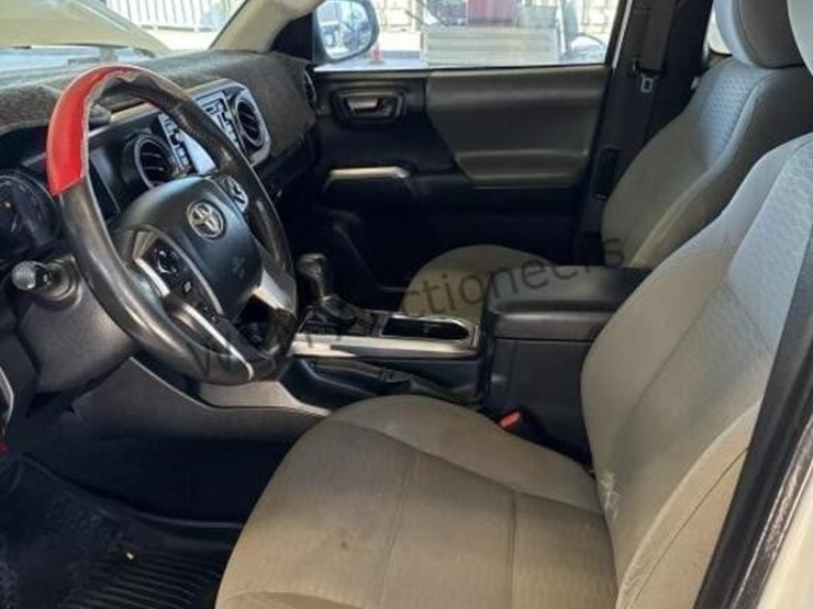 2017-toyota-tacoma-image-21