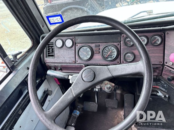 2001-freightliner-fld112-image-76