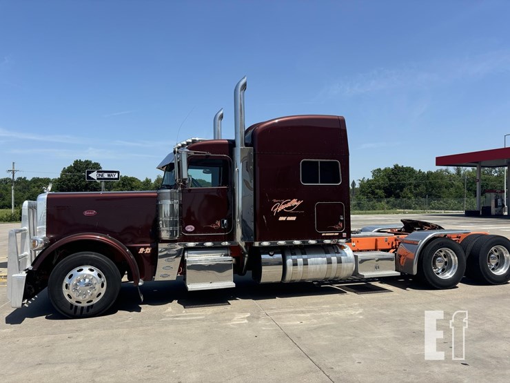 2022-peterbilt-389-image-1