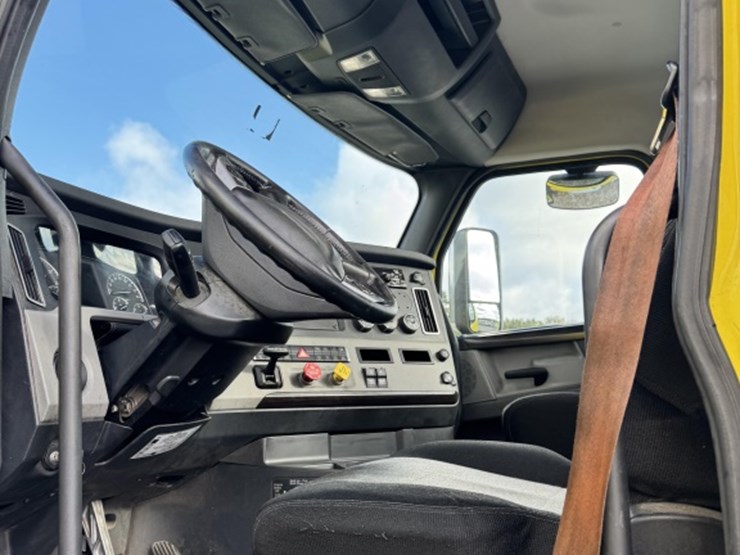 2018-freightliner-cascadia-126-image-7