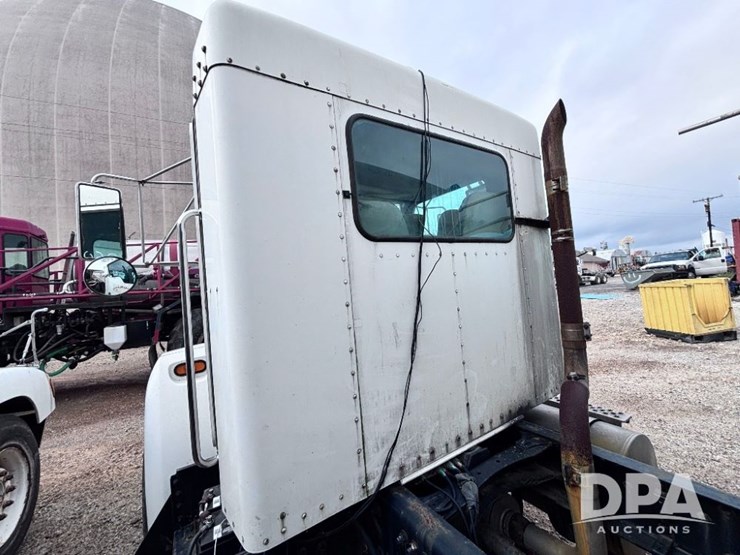 2005-kenworth-t300-image-24