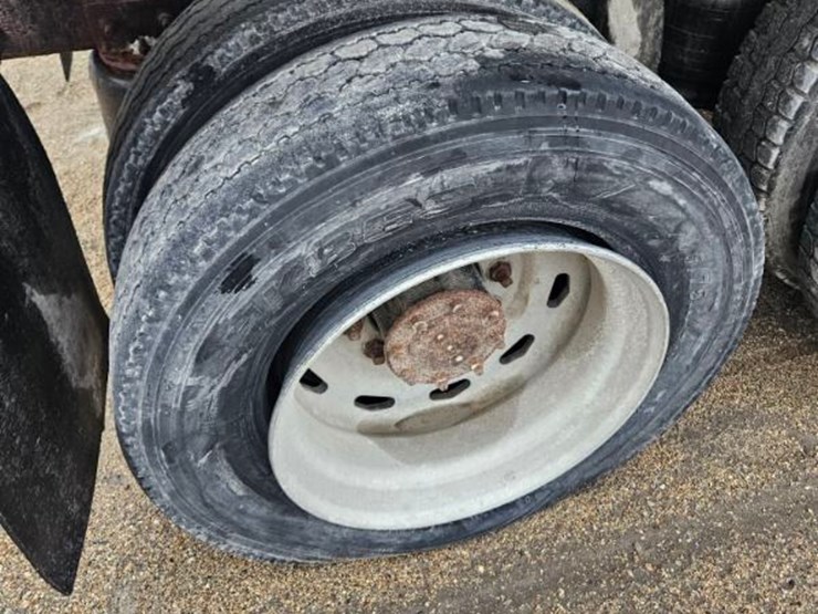 1999-freightliner-fld120-image-14