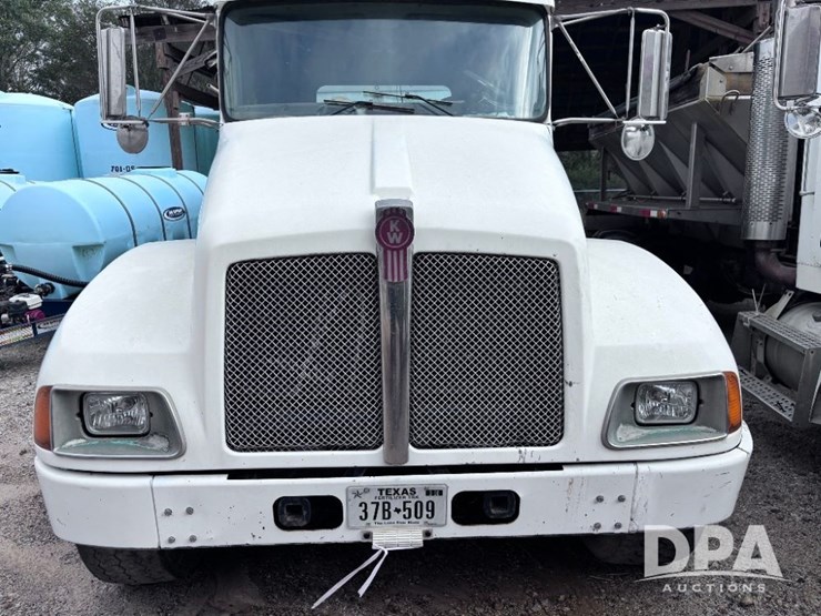 2005-kenworth-t300-image-15