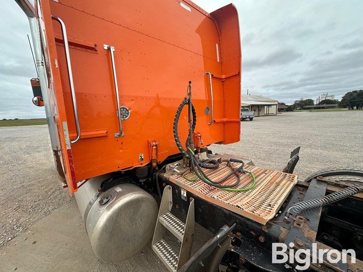 2009-peterbilt-389-image-13