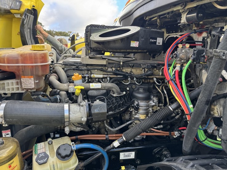 2018-freightliner-cascadia-126-image-9