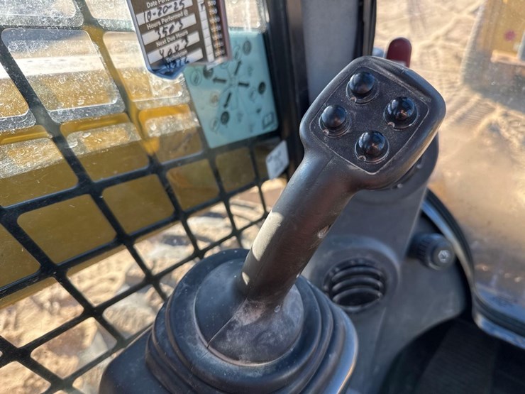 caterpillar-242d-image-28