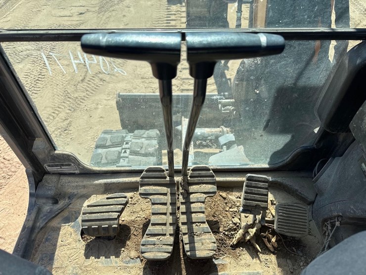 2022-case-cx57c-image-25