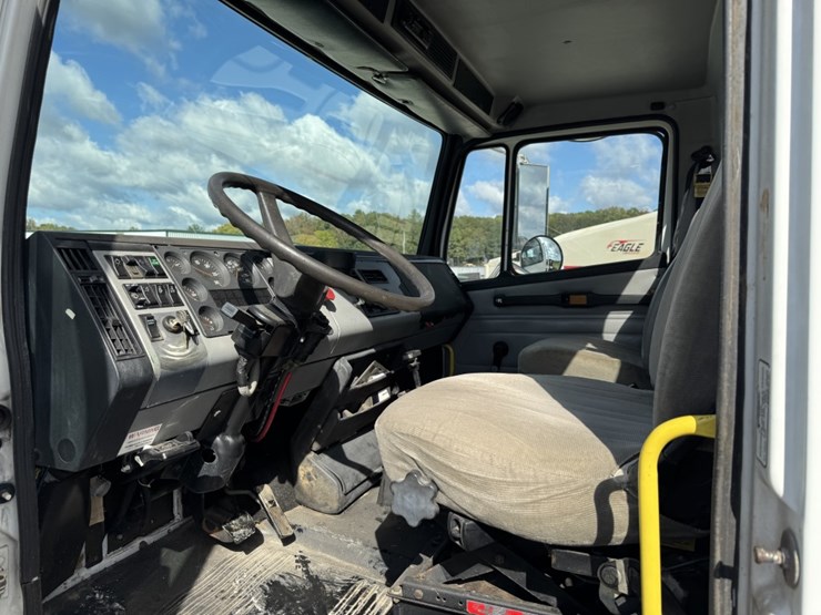 1999-freightliner-fl70-image-6