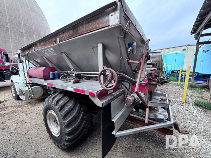 2001-freightliner-fld112-image-12