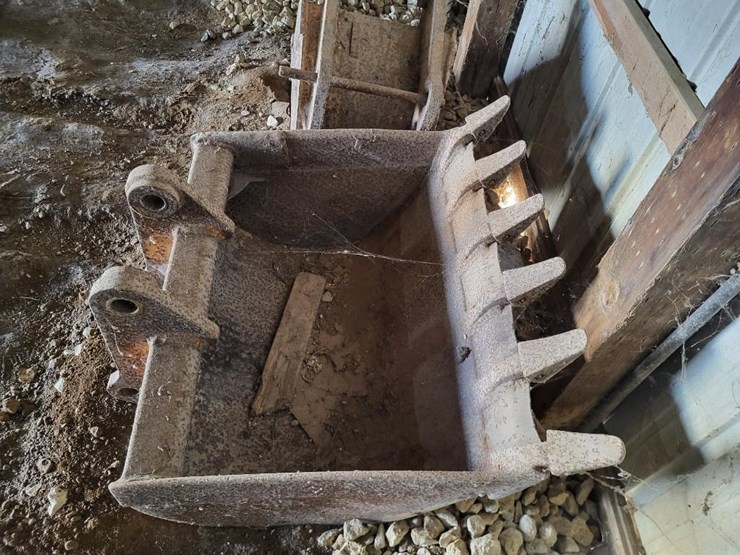 36"-backhoe-bucket-off-of-john-deere-310c-loader-backhoe-image-2