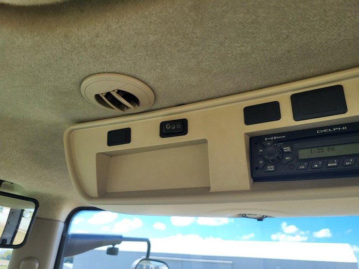 2011-john-deere-8235r-image-76