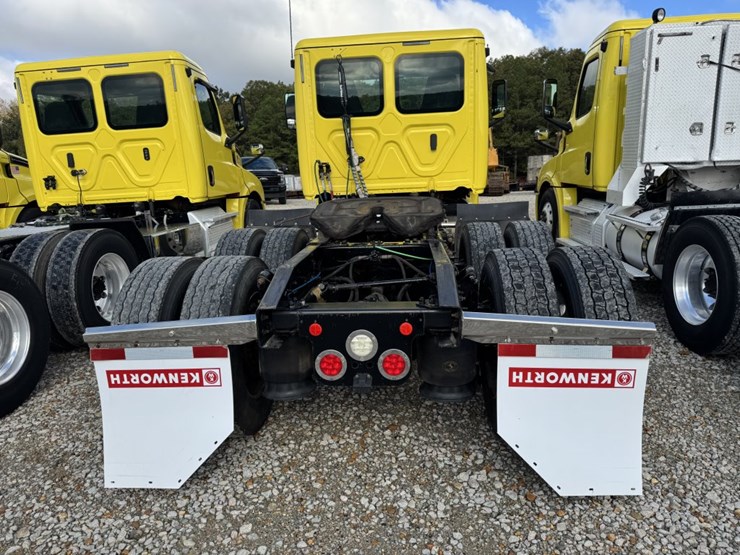 2018-freightliner-cascadia-126-image-5