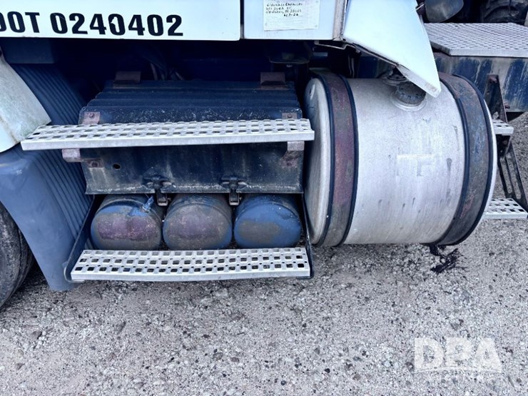 2003-volvo-10-image-25