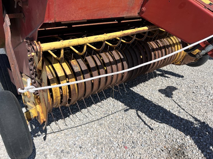 new-holland-851-image-3