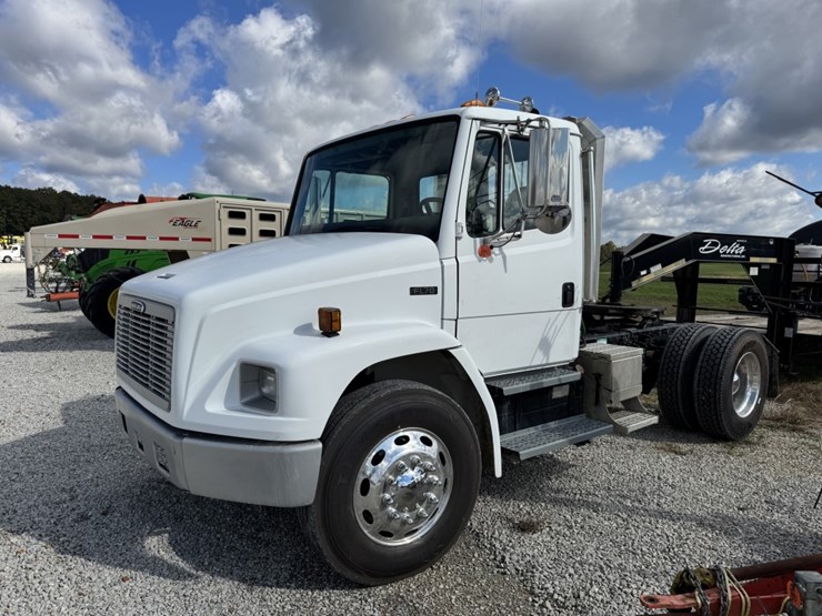1999-freightliner-fl70-image-1