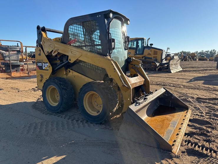 caterpillar-242d-image-4