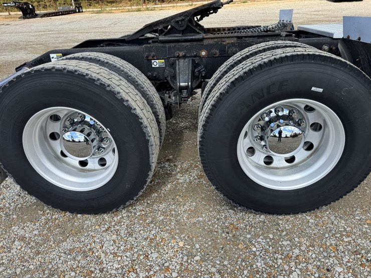 peterbilt-389-image-9