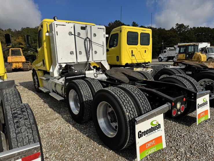 2018-freightliner-cascadia-126-image-6