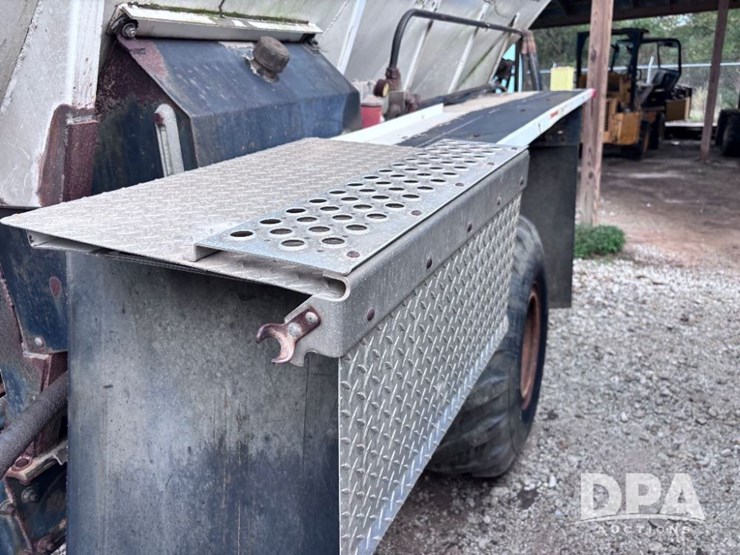 2005-kenworth-t300-image-25