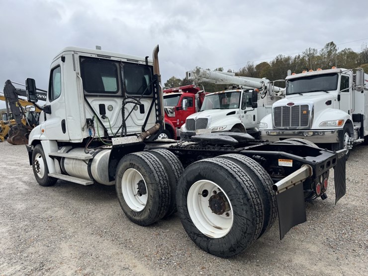 #4623-•-2013-freightliner-cascadia-day-cab-truck-image-6