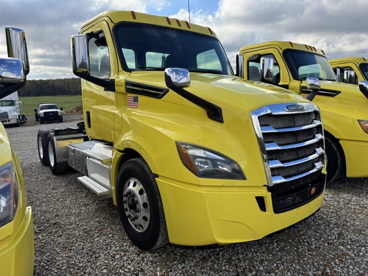 2018-freightliner-cascadia-126-image-3