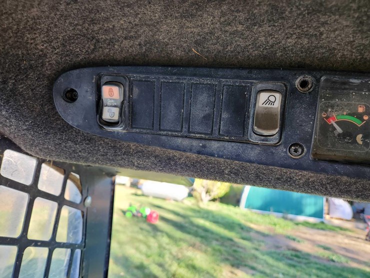 2005-john-deere-250-image-11