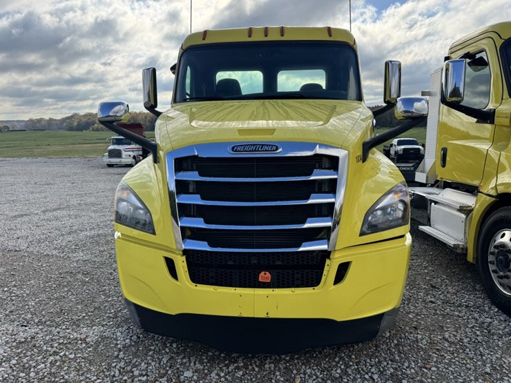 2018-freightliner-cascadia-126-image-2