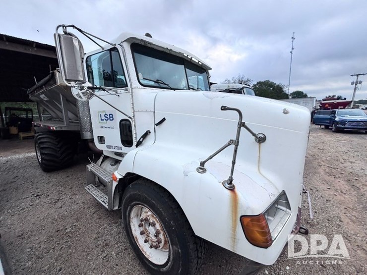 2001-freightliner-fld112-image-4