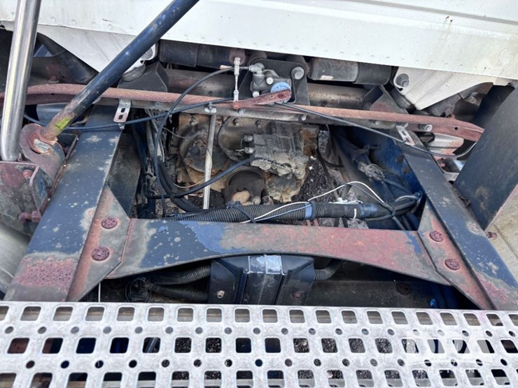 2003-volvo-10-image-28