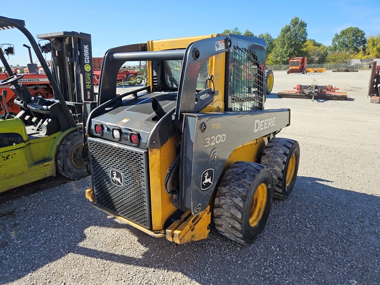 2010-deere-320d-image-16