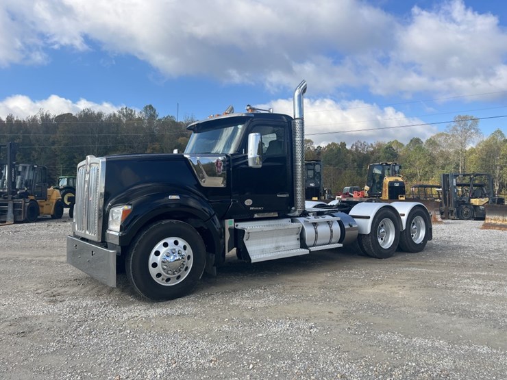 2021-kenworth-w990-image-1