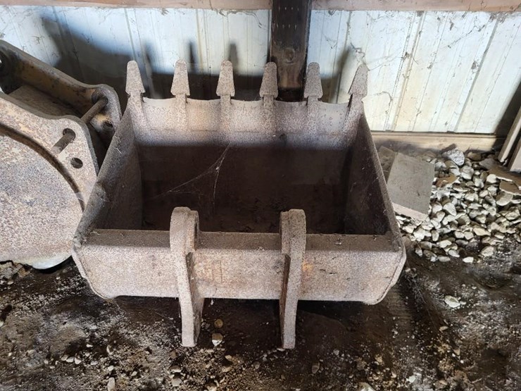 36"-backhoe-bucket-off-of-john-deere-310c-loader-backhoe-image-3