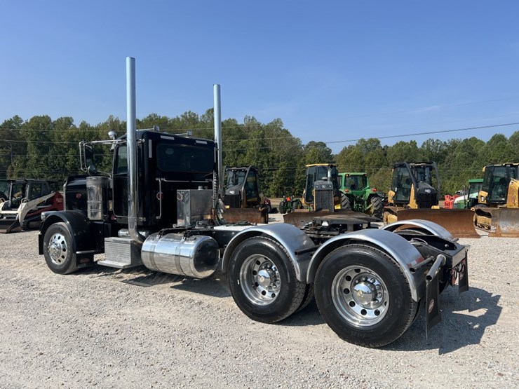 2015-peterbilt-389-image-3