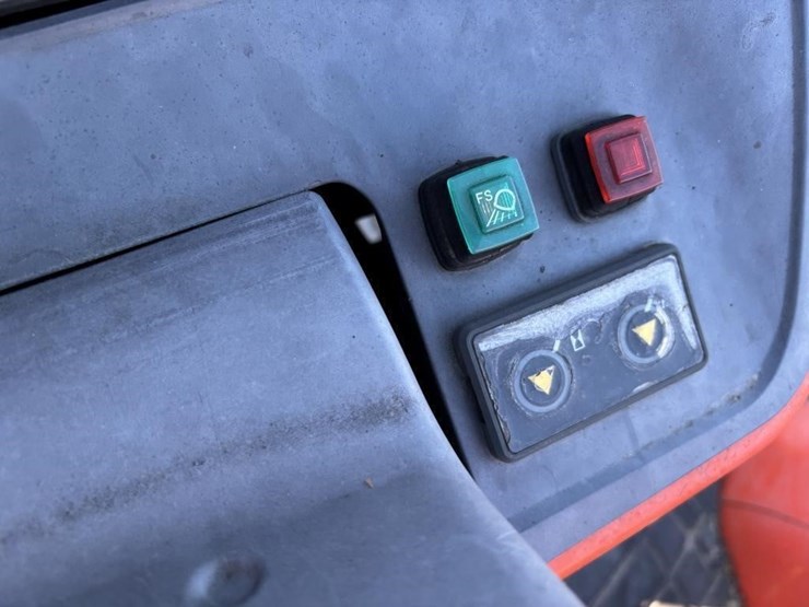 2006-kubota-m6040-image-27