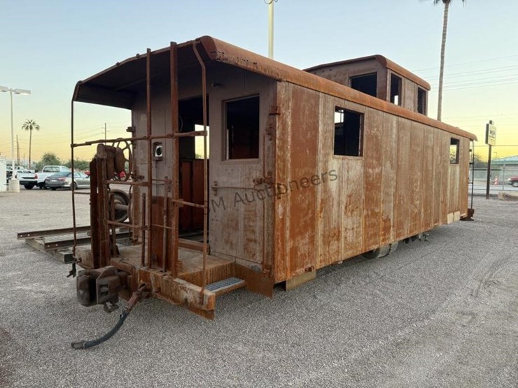caboose-rail-car-w/-trucks-&-rail-section-image-5