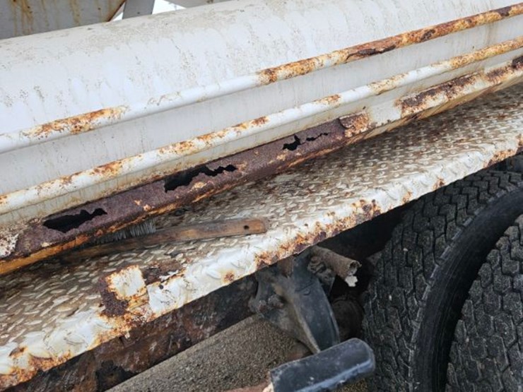 1999-freightliner-fld120-image-22