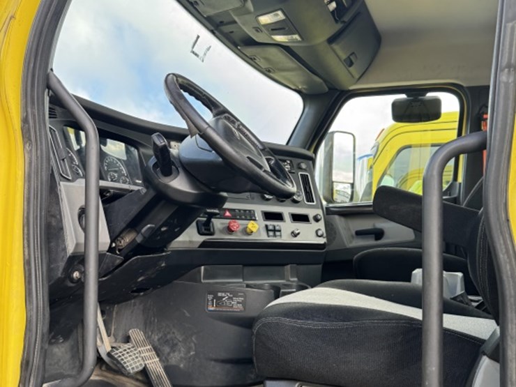 2018-freightliner-cascadia-126-image-8