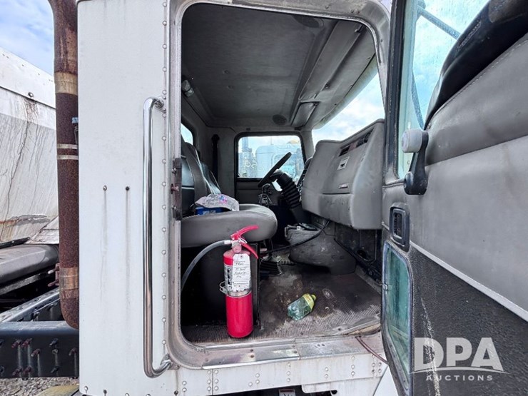 2005-kenworth-t300-image-59