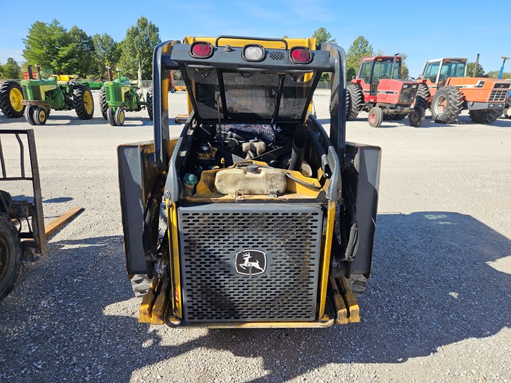 2010-deere-320d-image-14