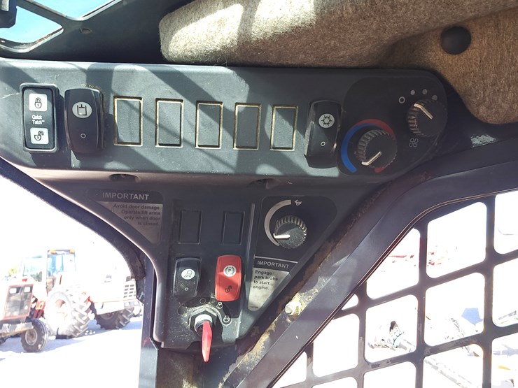 2010-deere-320d-image-8