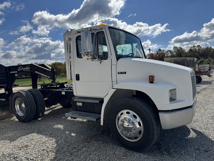 1999-freightliner-fl70-image-3