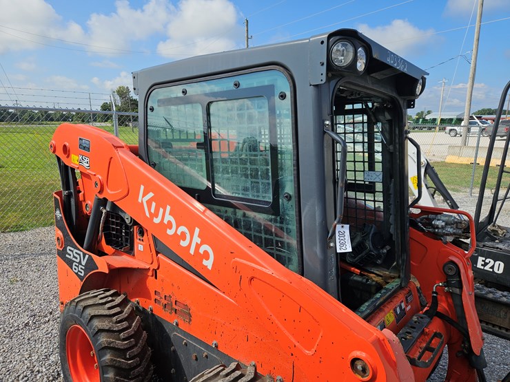 2019-kubota-ssv65-image-11