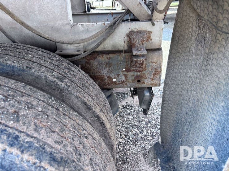 2003-volvo-10-image-40